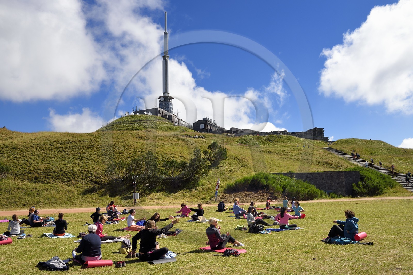 France, Puy-de-Dôme (63), Parc Naturel Régional des Volcans d'Auvergne, Chaine des Puys classée Patrimoine Mondial de l’UNESCO, le Puy de Dôme, cours de yoga au sommet du plus haut volcan de la Chaîne des puys