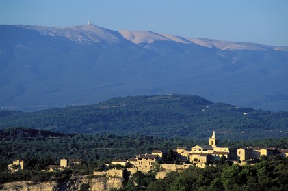 France, Vaucluse (84), Venasque, labellisé Les Plus Beaux Villages de France, le Mont Ventoux