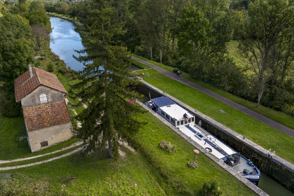 France, Côte-d'Or (21), Saint-Rémy, passage de l'écluse 68 sur le canal de Bourgogne (vue aérienne)