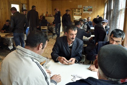 Azerbaïdjan, région de Ismailli, Lahij (Lahic), joueurs de dominos dans le café