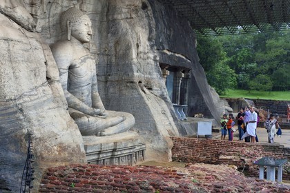 Sri Lanka, province du Centre-Nord, Polonnaruwa, l'ancienne capital du pays (XIe au XIIIe siècle) est classée au Patrimoine Mondial de l'UNESCO, bouddha géant taillé dans la rocher du Gal Vihara,  Bouddha assis les mains jointes en forme de coupe dans la position méditative du dhyana mudra