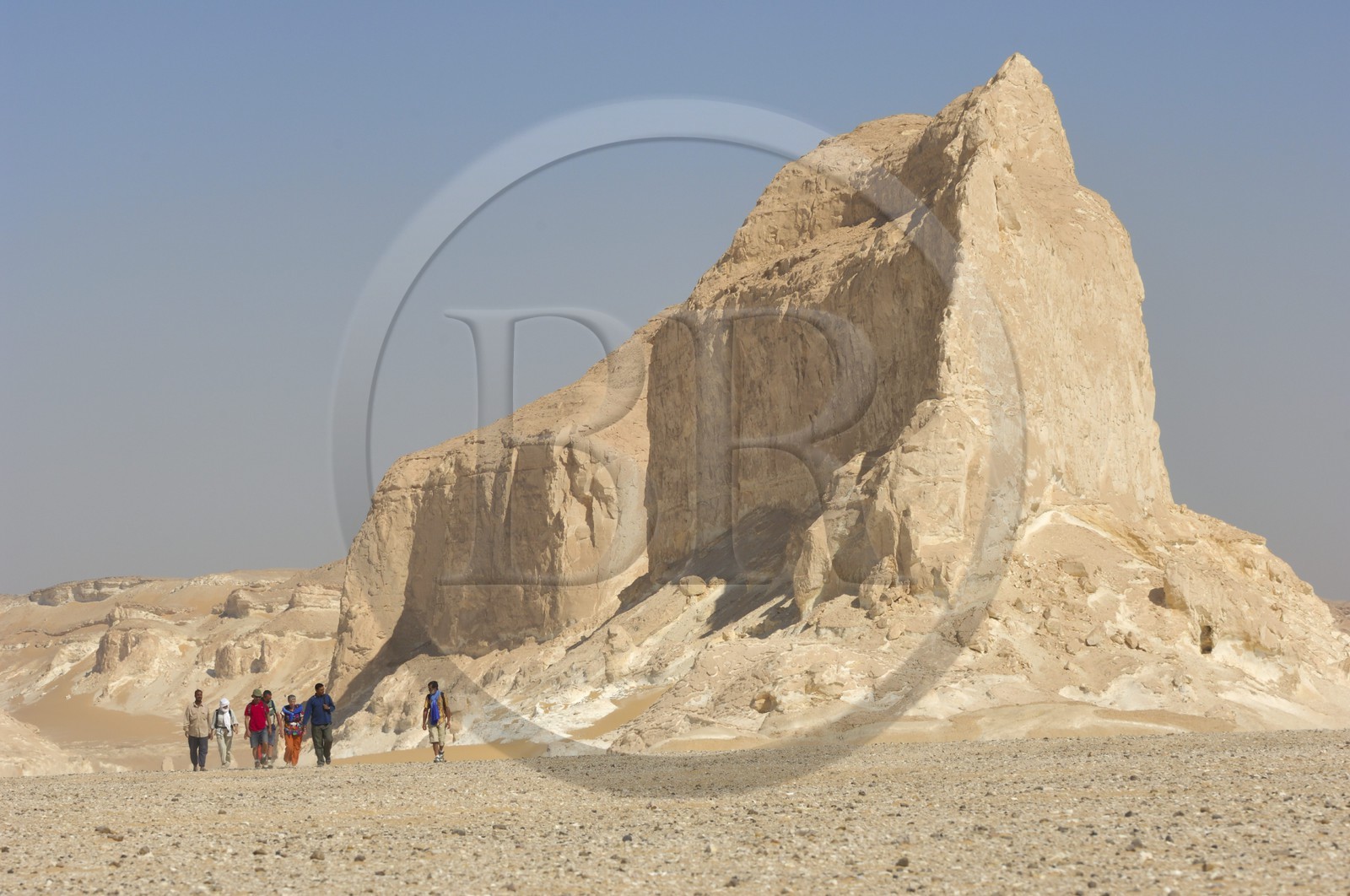 Egypte, désert libyque, groupe de randonneurs dans le Désert Blanc au nord de Farafra