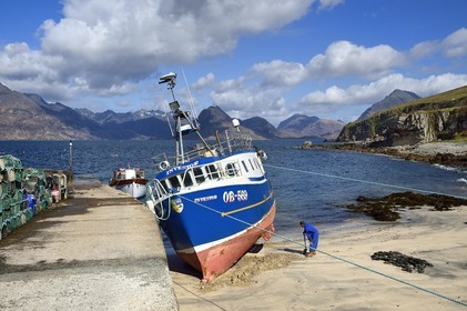 Royaume-Uni, Ecosse, région des Highlands, les Hébrides, Ile de Skye, bateau de pêche dans le petit port du village de Elgol sur les rives du Loch Scavaig au bout de la péninsule de Strathaird et le massif des Black Cuillin Mountains en arrière plan