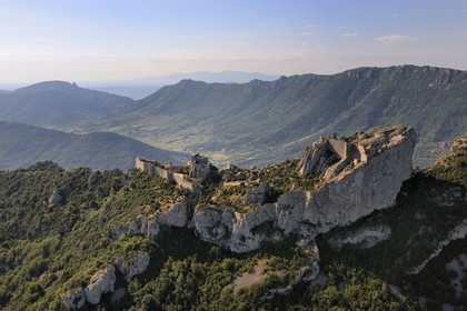 France, Aude (11), Pays Cathare, le château de Peyrepertuse du XIIe siecle et le château de Quéribus en silhouette au fond (vue aérienne)