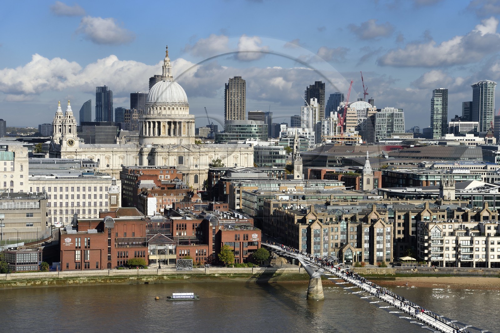 Royaume-Uni, Londres, la City, le pont du Millénaire (Millennium Bridge) de l'architecte Norman Foster sur la Tamise et la cathédrale Saint-Paul en arrière plan