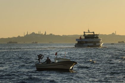 Turquie, Istanbul, bateaux de pêcheurs sur le Bosphore avec la Corne d'Or en arrière plan