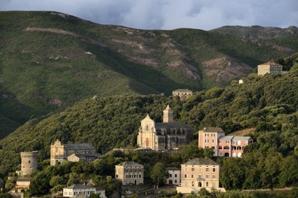 France, Haute-Corse (2B), Cap Corse, commune de Rogliano, village de Bettolacce (Bettulace) dominé par la tour génoise ronde della Parocchia, édifice fortifié du XVème siècle