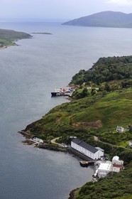 Royaume-Uni, Ecosse, Hébrides intérieures, Ile de Islay, Port Askaig, distillerie de whisky Caol Ila en premier plan (vue aérienne)