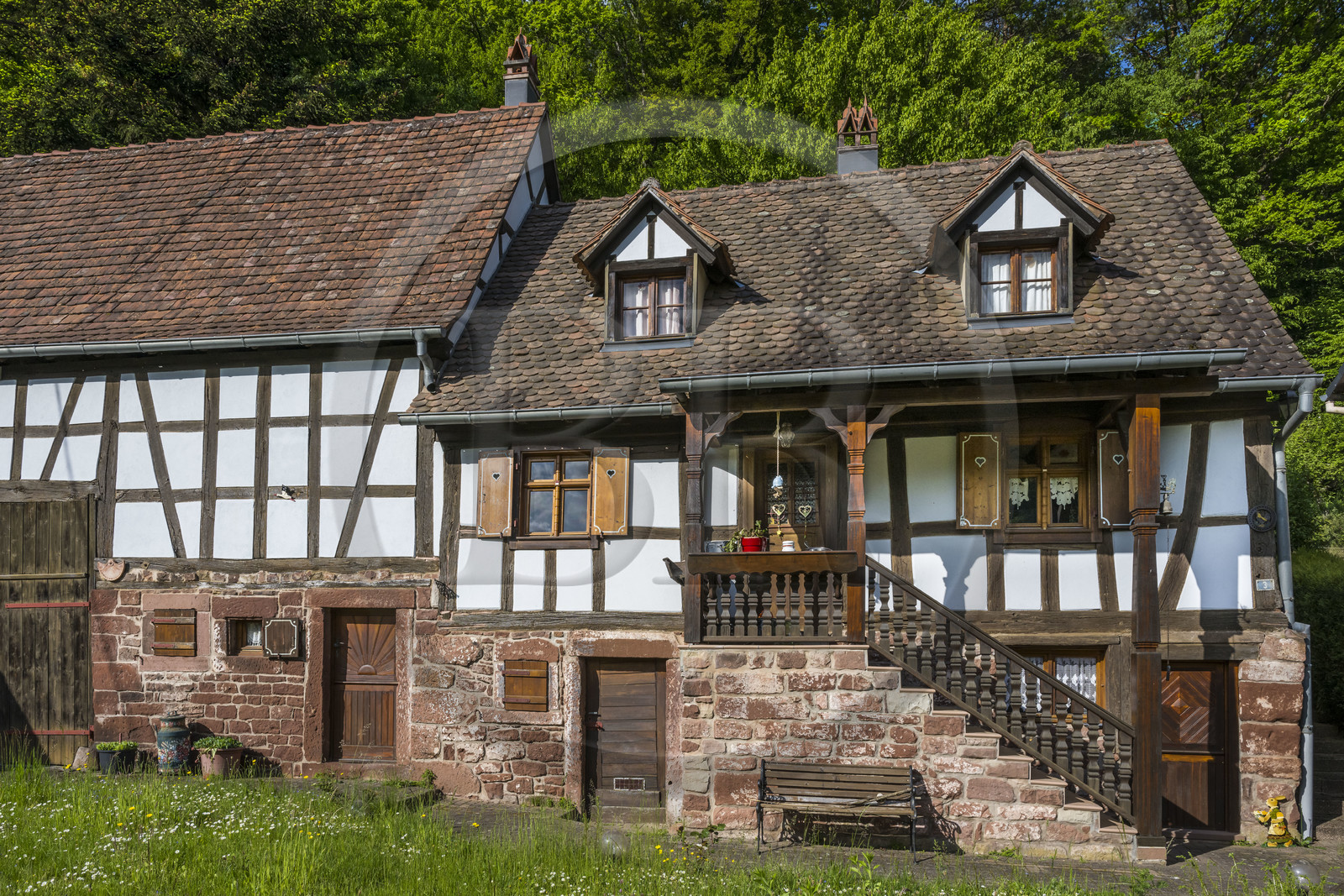 France, Bas-Rhin (67), Parc naturel régional des Vosges du Nord, Niedersteinbach, maison traditionnelle à pans de bois dans la rue principale