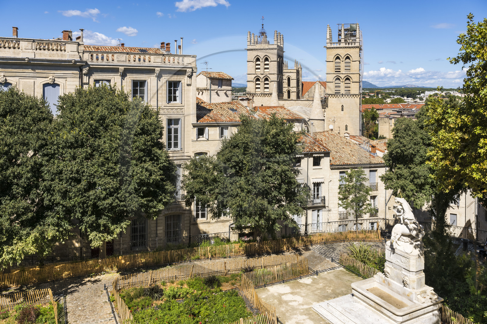 France, Hérault (34), Montpellier, centre historique appelé l’Ecusson, la fontaine aux licornes dans le jardin de la place du Canourgue et les tours de la Cathédrale Saint-Pierre en arrière plan