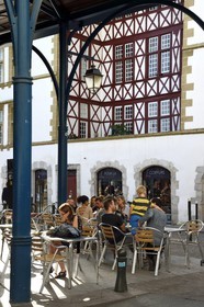 France, Pyrénées-Atlantiques (64), Pays-Basque, Bayonne, le Bistrot des Halles Chez Pantxo, et la façade à colombages de la maison Moulis rue Port de Bertaco en arrière plan
