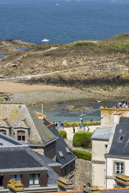 France, Ille-et-Vilaine (35), Côte d'Emeraude, Saint-Malo, la statue du corsaire Robert Surcouf sur les remparts du jardin de la place du Québec