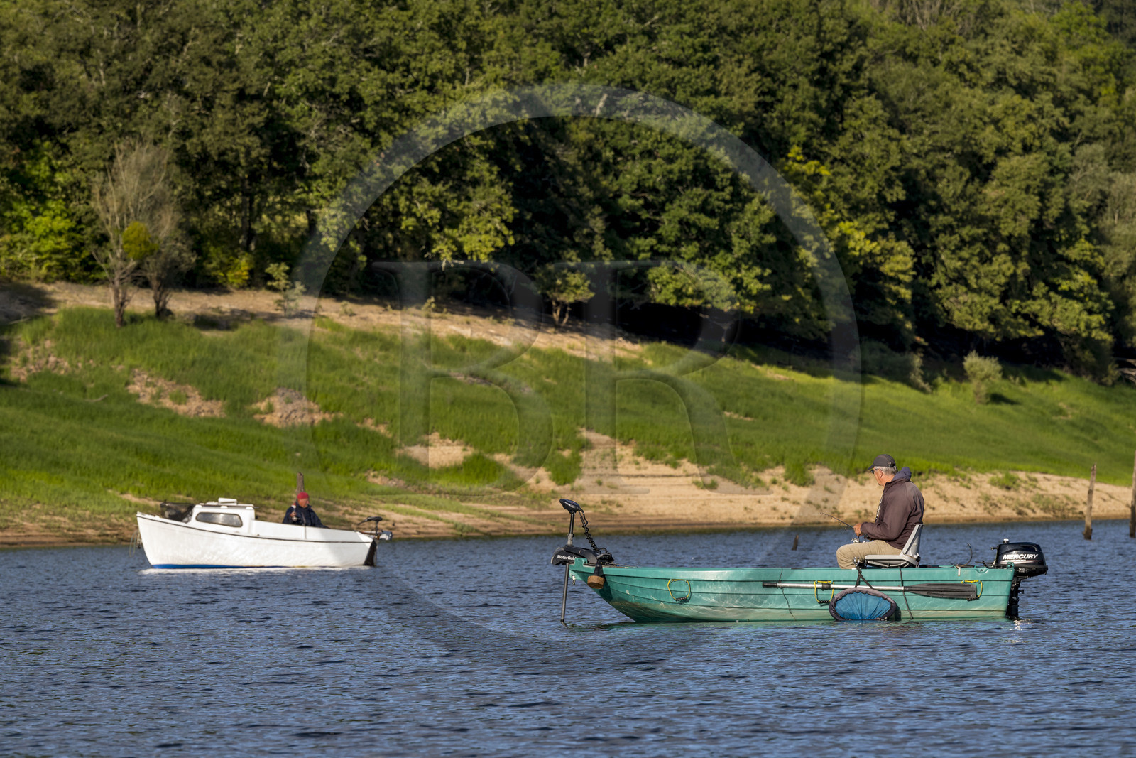 France, Nièvre (58), Parc naturel régional du Morvan, Chaumard, lac de Pannecière, pêche à la ligne sur une barque