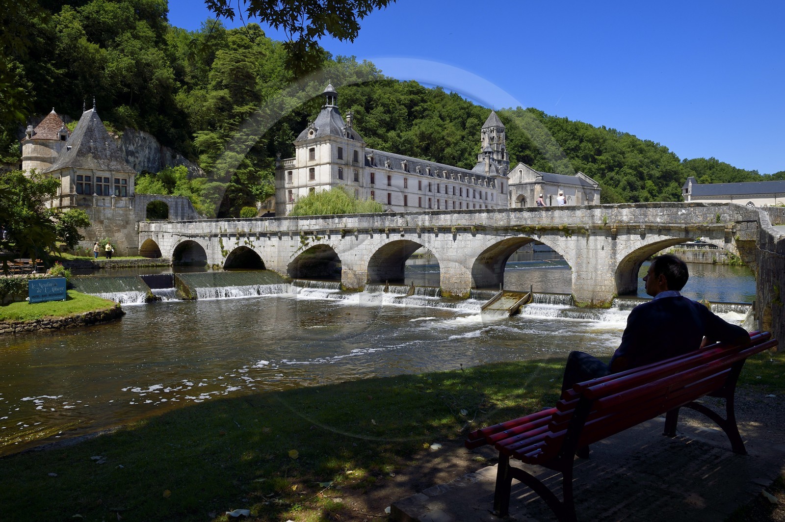 France, Dordogne (24), Brantôme, pont Coudé sur la Dronne et l'abbaye bénédictine Saint-Pierre de Brantôme