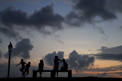 Sri Lanka, Province du Sud, Fort de Galle, classé Patrimoine Mondial de l'UNESCO, famille sur les remparts au coucher de soleil