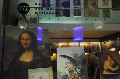 France, Paris (75,) Le Louvre, boutique de souvenirs de la réunion des musées nationaux