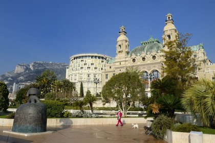 Principauté de Monaco, Monaco, Monte-Carlo, Société des Bains de Mer de Monaco, la facade coté mer du casino et de l'Opera conçu par l'architecte Charles Garnier, à gauche la sculpture Reina Mariana (2004) de Manolo Valdez, au centre l'Hotel de Paris, Mention obligatoire : Société des Bains de Mer de Monaco