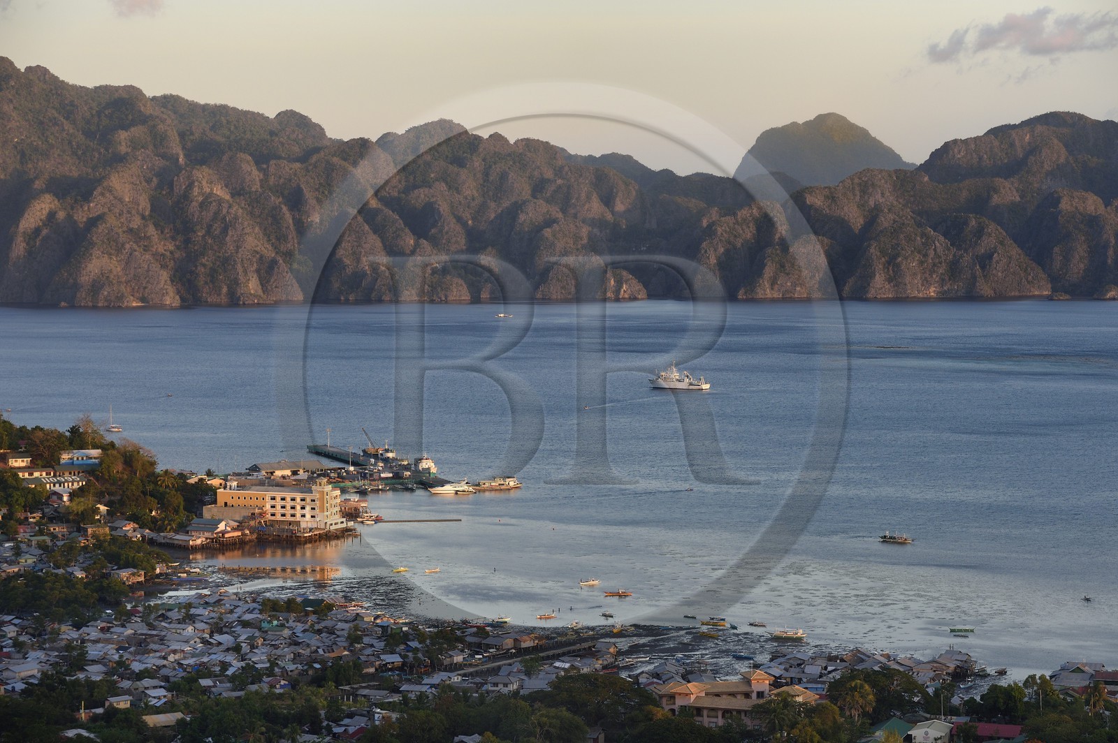 Philippines, Calamian Islands dans le nord de Palawan, Busuanga Island, ville de Coron et Coron Island Natural Biotic Area en arrière plan