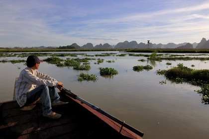 Vietnam, province de Ninh Binh, paysages de montagnes karstiques à Kenh Ga