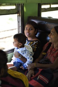 Sri Lanka, Province d'Uva, trajet en train dans la région montagneuse de la culture du thé entre Badulla et Ella