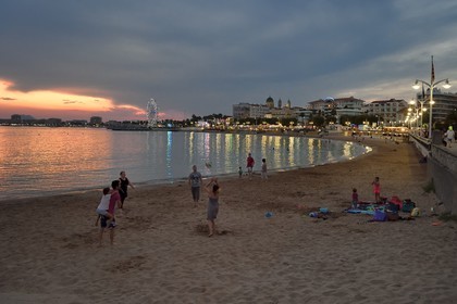 France, Var (83), Saint-Raphaël, Promenade René Coty, Plage Veillat