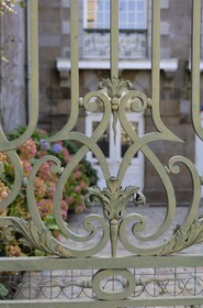 France, Manche (50), Granville, la Haute Ville, grille de l'hôtel des Le Mengnonnet anciens corsaires au 54 rue Notre Dame