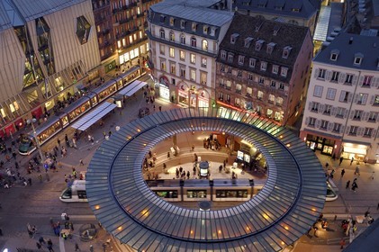 France, Bas-Rhin (67), Strasbourg, vieille ville classée au Patrimoine Mondial de l’UNESCO, station de la place de l'Homme de Fer traversée par les trams