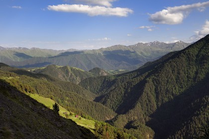 Géorgie, Kakheti, Parc national de Touchétie, montagnes et vallées autour de Omalo vu depuis le village de Bochorna