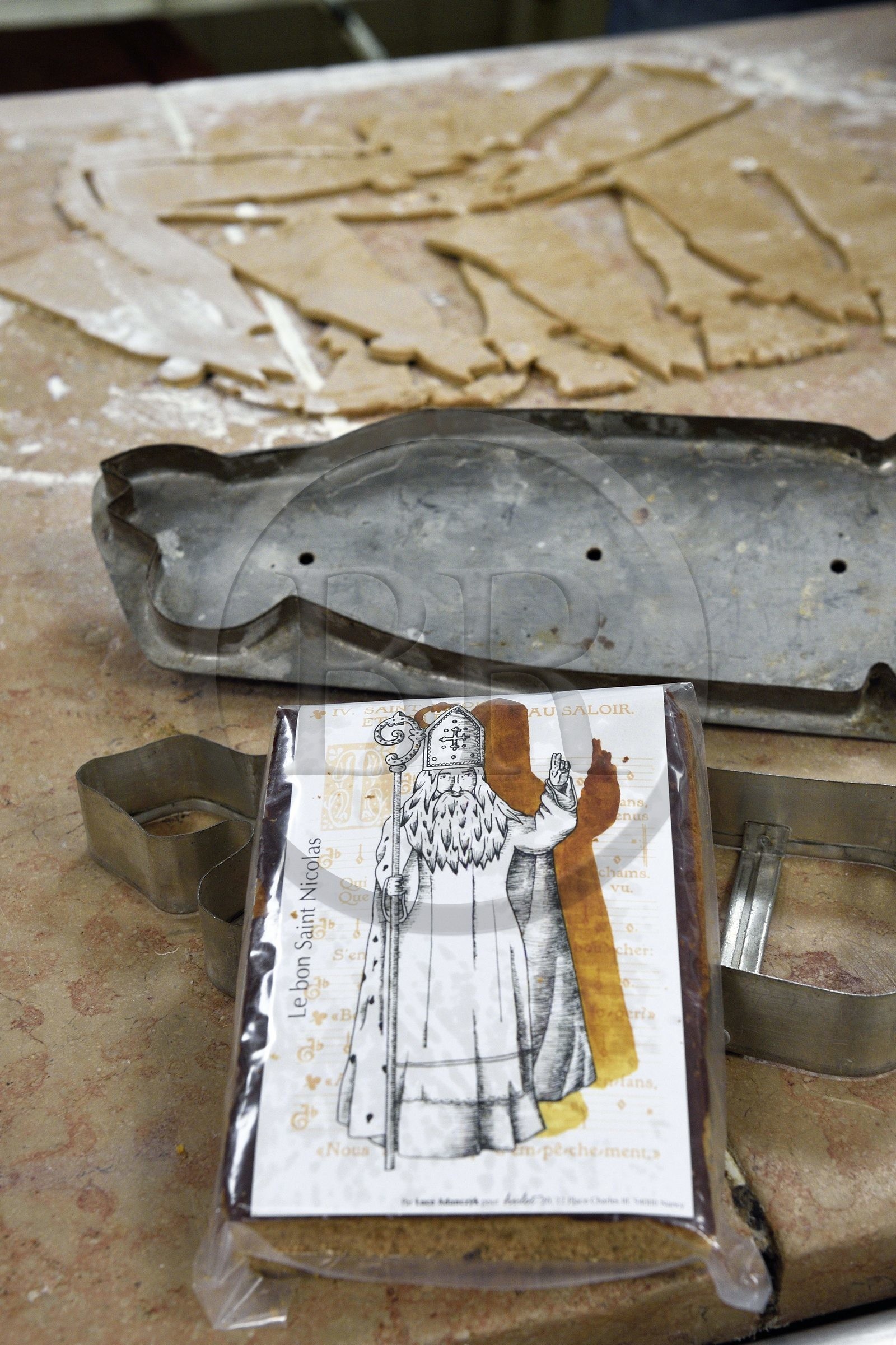 France, Meurthe-et-Moselle (54), Nancy, le patissier Didier Hulot à la fabrication du pain d'épice de la Saint-Nicolas, la pâte est ensuite découpé par un emporte pièce ayant la silhouette de Saint-Nicolas , celui-ci est utilisé depuis deux générations