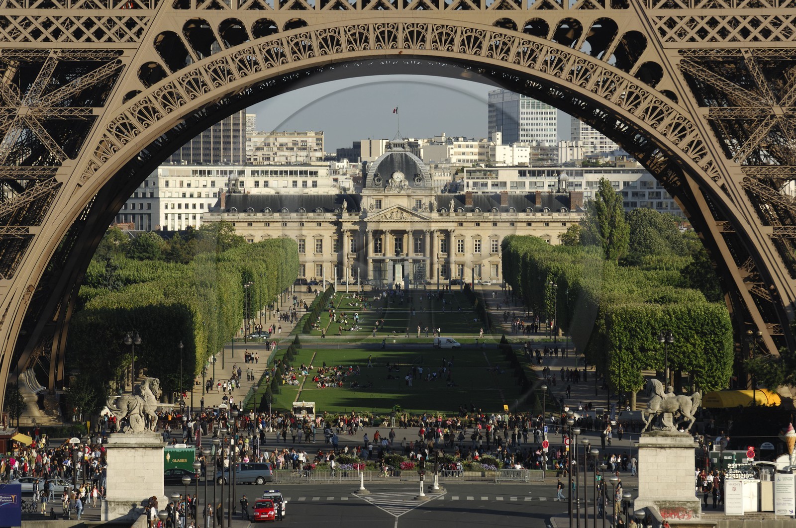 France, Paris (75), l'Ecole Militaire sous la Tour Eiffel au bout du Champs de Mars