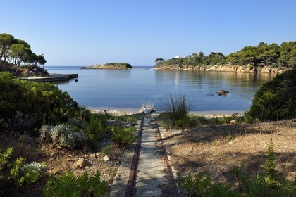 France, Var (83), Iles d'Hyères, Parc national de Port Cros, Ile du Levant, zone militaire, plage et ancien petit port de Liserot