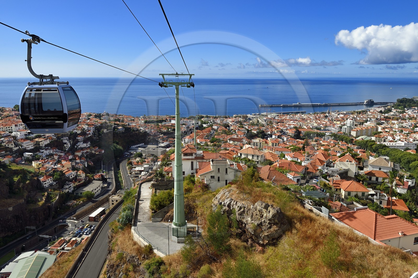 Portugal, Ile de Madère, Funchal, le télécabine qui relie le quartier historique dans la basse ville au jardin tropical dans les hauteurs