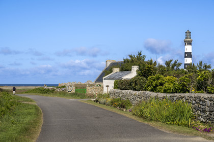 France, Finistère (29), Mer d'Iroise, Ile d'Ouessant, maison à Keridreux et le phare du Créac’h en arrière plan