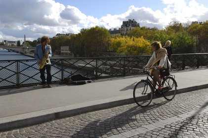 France, Paris (75), joueur de saxophone sur le pont de l'Archevèque derrière Notre-Dame