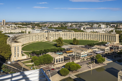 France, Hérault (34), Montpellier, quartier d'Antigone conçu par l'architecte catalan Ricardo Bofill, immeubles à colonnades sur la place de l'Europe
