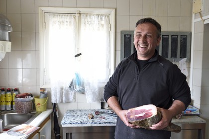 France, Corse-du-Sud (2A), Vallée du Prunelli, Bastelica, Pascal Valentini qui fabrique sa propre charcuterie et gère l'hotel-restaurant Chez Paul