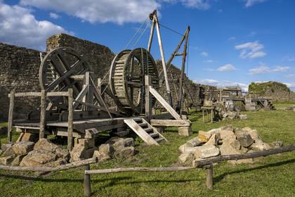 France, Vendée (85), Tiffauges, le chateau de Tiffauges,  ancien chateau fort en ruines où résida Gilles de Rais, grue et instruments de levage médiévales
