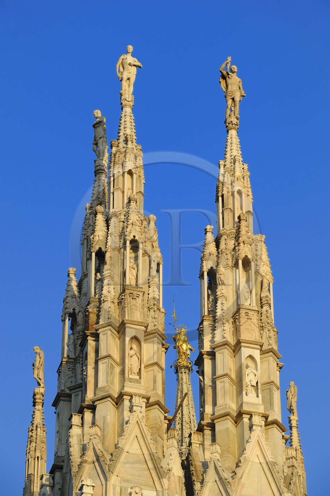 Italie, Lombardie, Milan, le Duomo dans le centre historique, cathédrale de style gothique flamboyant, les flèches surmontées de statues