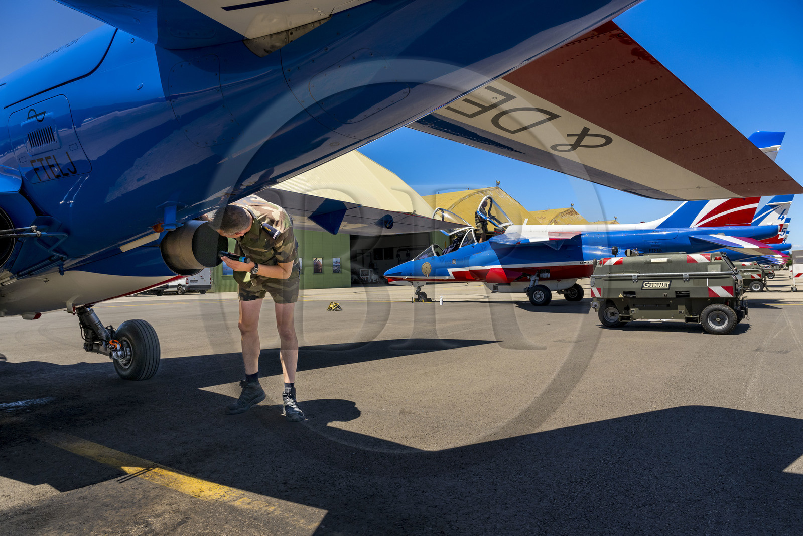 France, Bouches-du-Rhône (13), Salon-de-Provence, base aerienne 701, base de la Patrouille de France (PAF pour Patrouille acrobatique de France) de l'Armée de l'air et de l'espace française, l'adjudant Nicolas Renard, le mécanicien, effectue le tour avion de son Alphajet