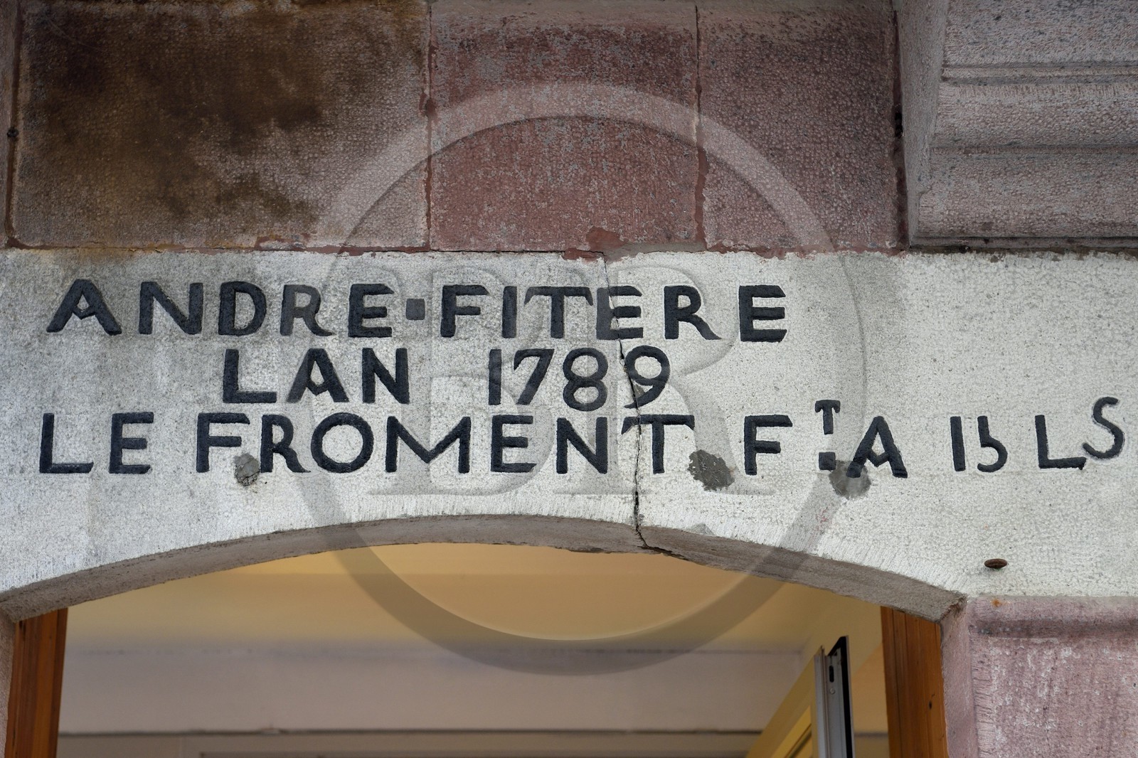 France, Pyrénées-Atlantiques (64), Pays-Basque, Saint-Jean-Pied-de-Port, 9 rue d'Espagne sur le chemin de Saint-Jacques-de-Compostelle, linteau qui témoigne de la colère du boulanger André Fitere qui en 1789 se plaignait du prix du froment trop élevé à 15 livres