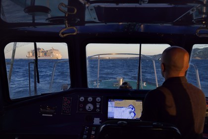 France, Bouches-du-Rhône (13), Marseille, le patron de Pilotine Sylvain rejoignant un bateau de croisière