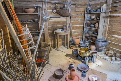 France, Saône-et-Loire (71), parc naturel régional du Morvan, Saint-Léger-sous-Beuvray, oppidum de Bibracte, capitale du peuple celte des Éduens, le musée de la civilisation celtique sur le mont Beuvray, évocation d'un intérieur d'habitation d'après les données de fouille de Bibracte