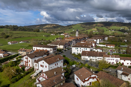France, Pyrénées-Atlantiques (64), Pays-Basque, Ainhoa, labellisé Les Plus Beaux Villages de France (vue aérienne)