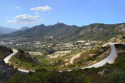 France, Haute-Corse (2B), Balagne, la route D81 entre Calvi et Galéria depuis le Col de Marsolino (Bocca di Marsolino)