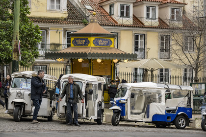 Portugal, Lisbonne, quartier de l'Alfama, Tuk Tuk le long du Largo da Sé