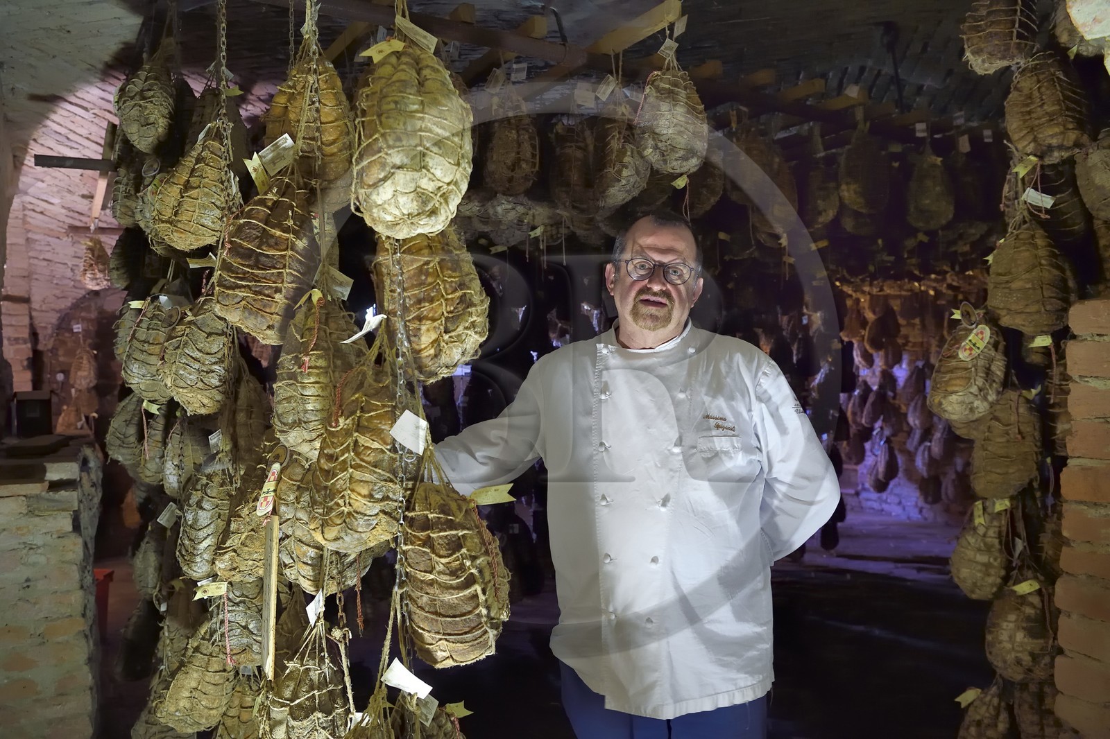 Italie, Emilie-Romagne, Polesine Zibello aux environs de Parme, Antica Corte Pallavicina, le chef Massimo Spigaroli dans sa cave d'affinage de culatello, traditionnel jambon de Parme