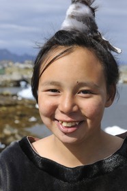 Groenland, ville de Nanortalik, jeune fille Inuit en vêtements traditionnels en peau de phoque