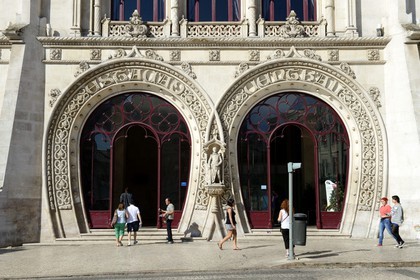 Portugal, Lisbonne, quartier de Baixa pombalin, façade de la gare du Rossio construite en 1886 par l'architecte José Luis Monteiro en style néomanuélin