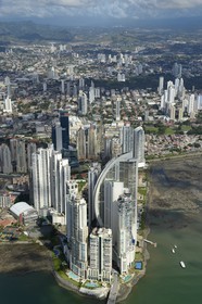 Panama, les gratte-ciels de Panama City, la pointe Colon et la Trump tower en premier plan (vue aérienne)