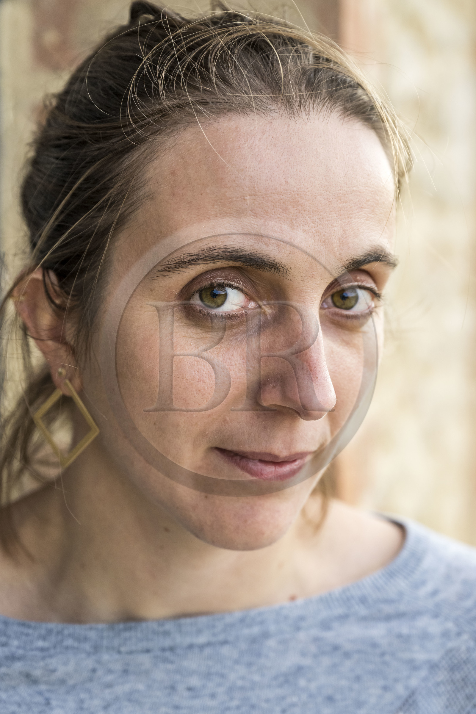 France, Gard (30), Bagard, l'Atelier Sericyne, production de soie d'exception et intissée pour la réalisation d'objets de décoration et d'art de vivre en soie, la fondatrice Clara Hardy